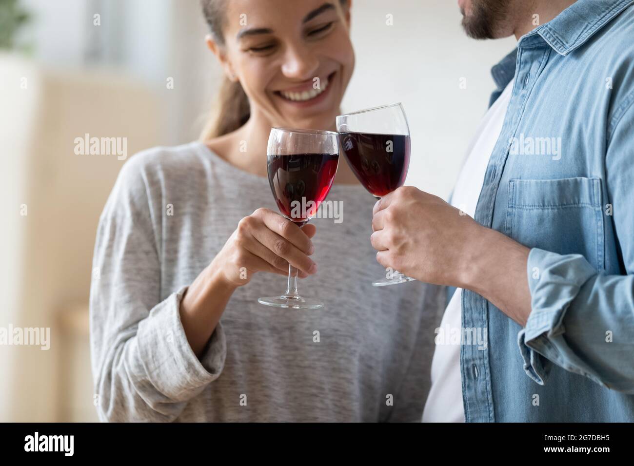 Felice coppia clink bicchieri di vino rosso celebrare la vita evento Foto Stock