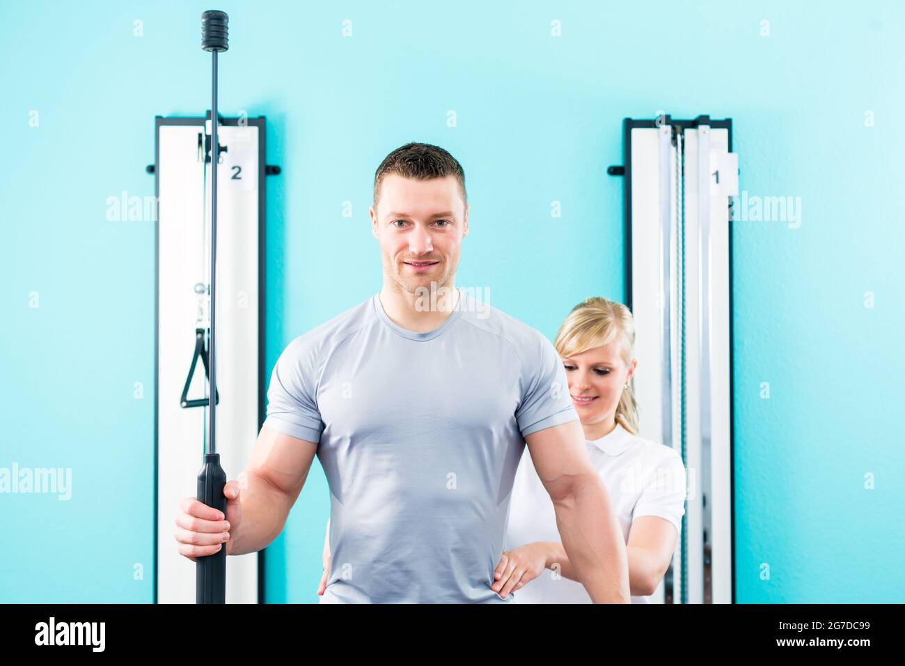 Paziente presso la fisioterapia facendo esercizi fisici utilizzando flexi bar Foto Stock