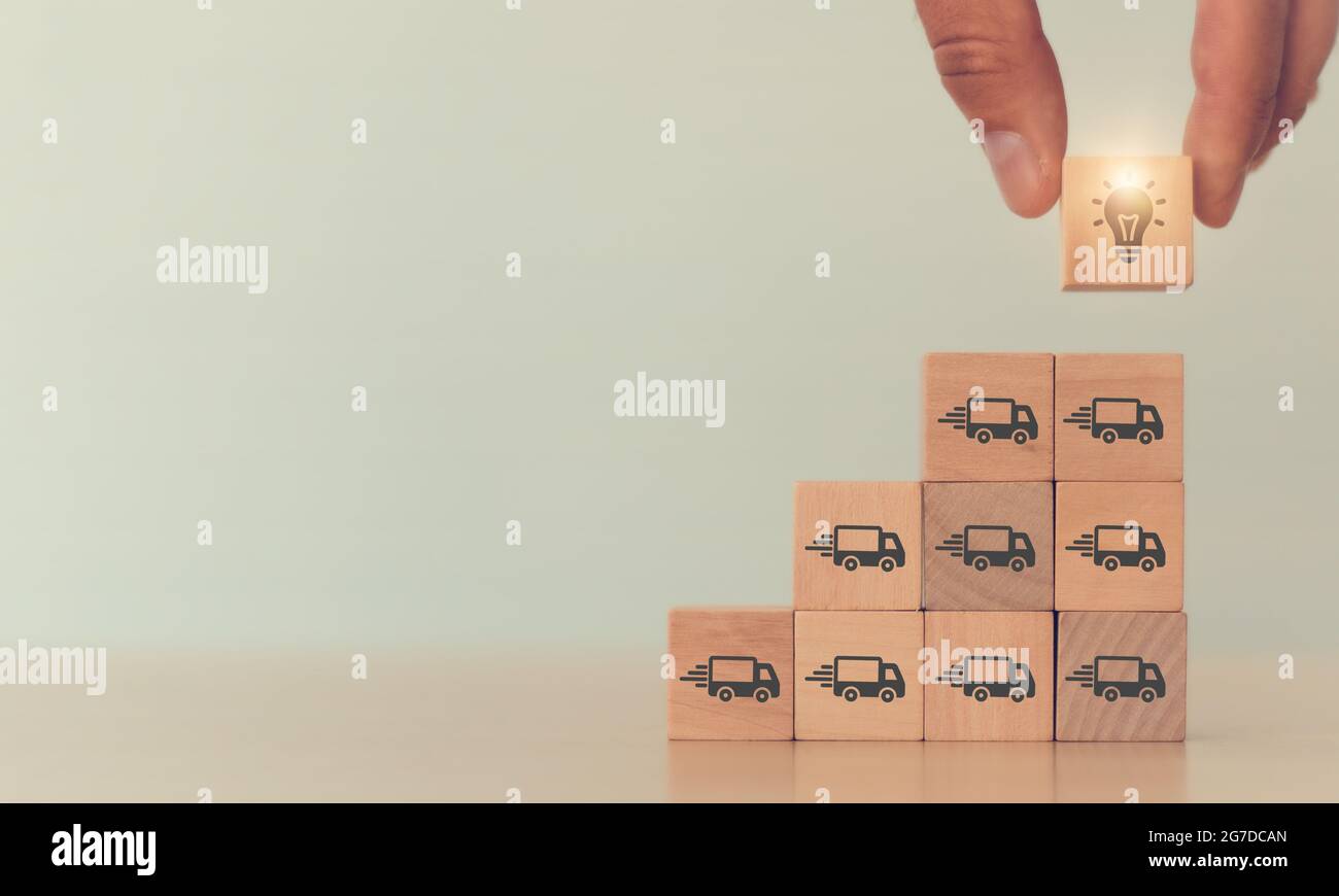 Sviluppo aziendale espresso e logistico per migliorare il servizio clienti con una buona esperienza; crescita aziendale; l'uomo tiene il cubo con l'icona della luce Foto Stock