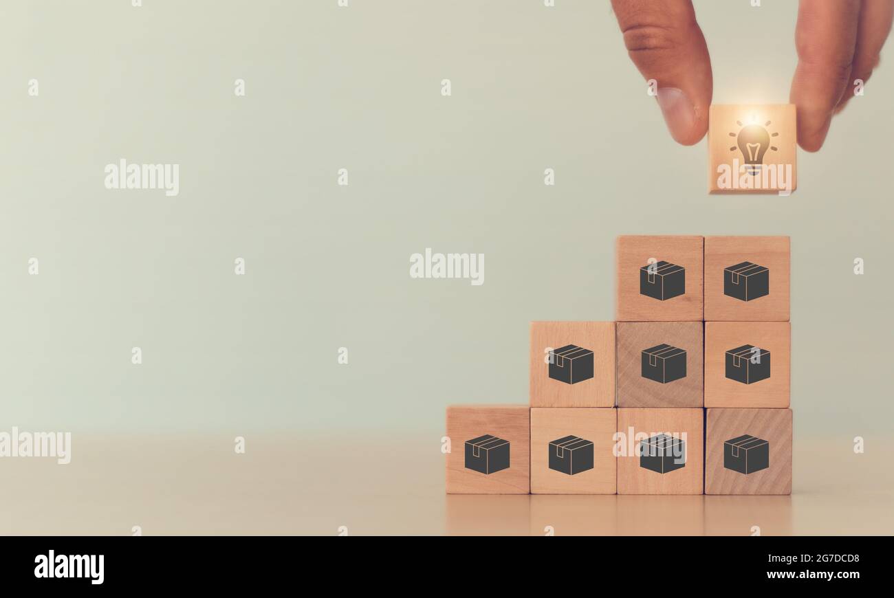 Sviluppo del business retail online per migliorare il servizio clienti con una buona esperienza; aumentare le vendite e la crescita del business; l'uomo tiene il cubo con ic leggero Foto Stock