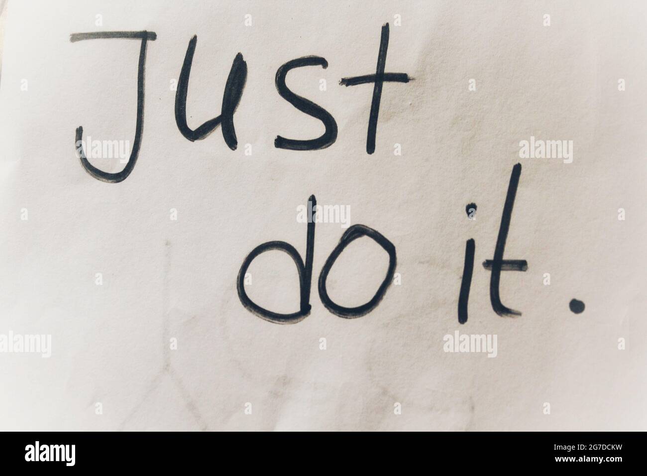 Parola motivazionale scritta su carta (basta farlo) Foto Stock