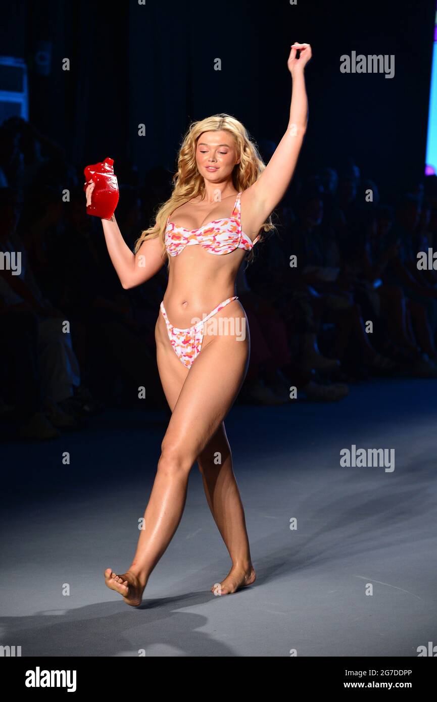 Miami Beach, Stati Uniti. 11 Luglio 2021. MIAMI BEACH, FLORIDA - LUGLIO 11: Un modello cammina sulla pista per durante My Happy di Stef Roitman, Mery Racauchi e Mery Playa sfilata di moda durante Miami Swim Week FW21 al PARAISO Tent il 11 Luglio 2021 a Miami Beach, Florida. (Foto di JL/Sipa USA) Credit: Sipa USA/Alamy Live News Foto Stock