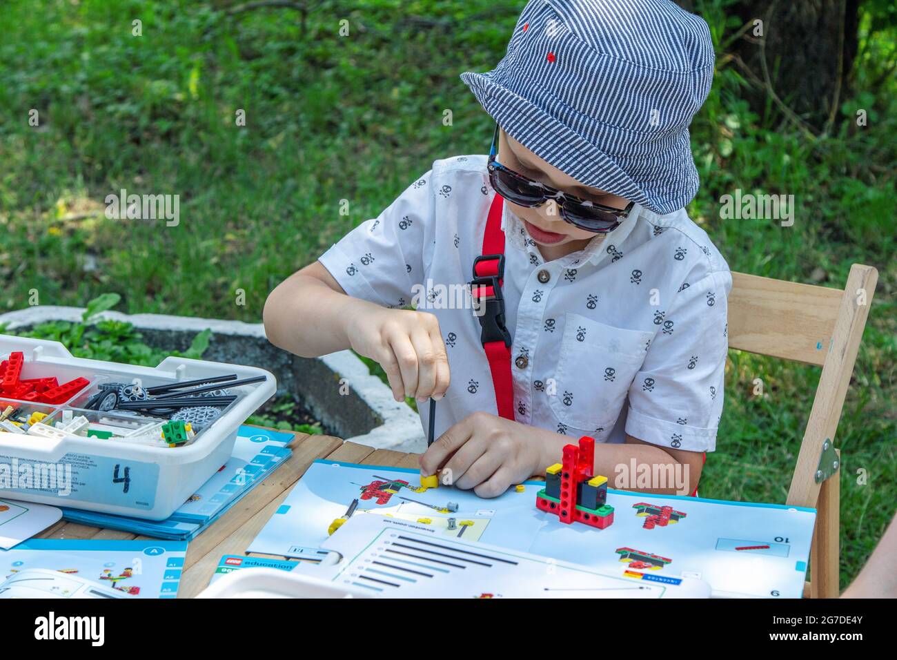 Zaporizhia, Ucraina - 19 giugno 2021: Festa della famiglia di beneficenza: Ragazzo che gioca con il kit di disegno della costruzione del giocattolo a arte e mestiere all'aperto workshop. Foto Stock