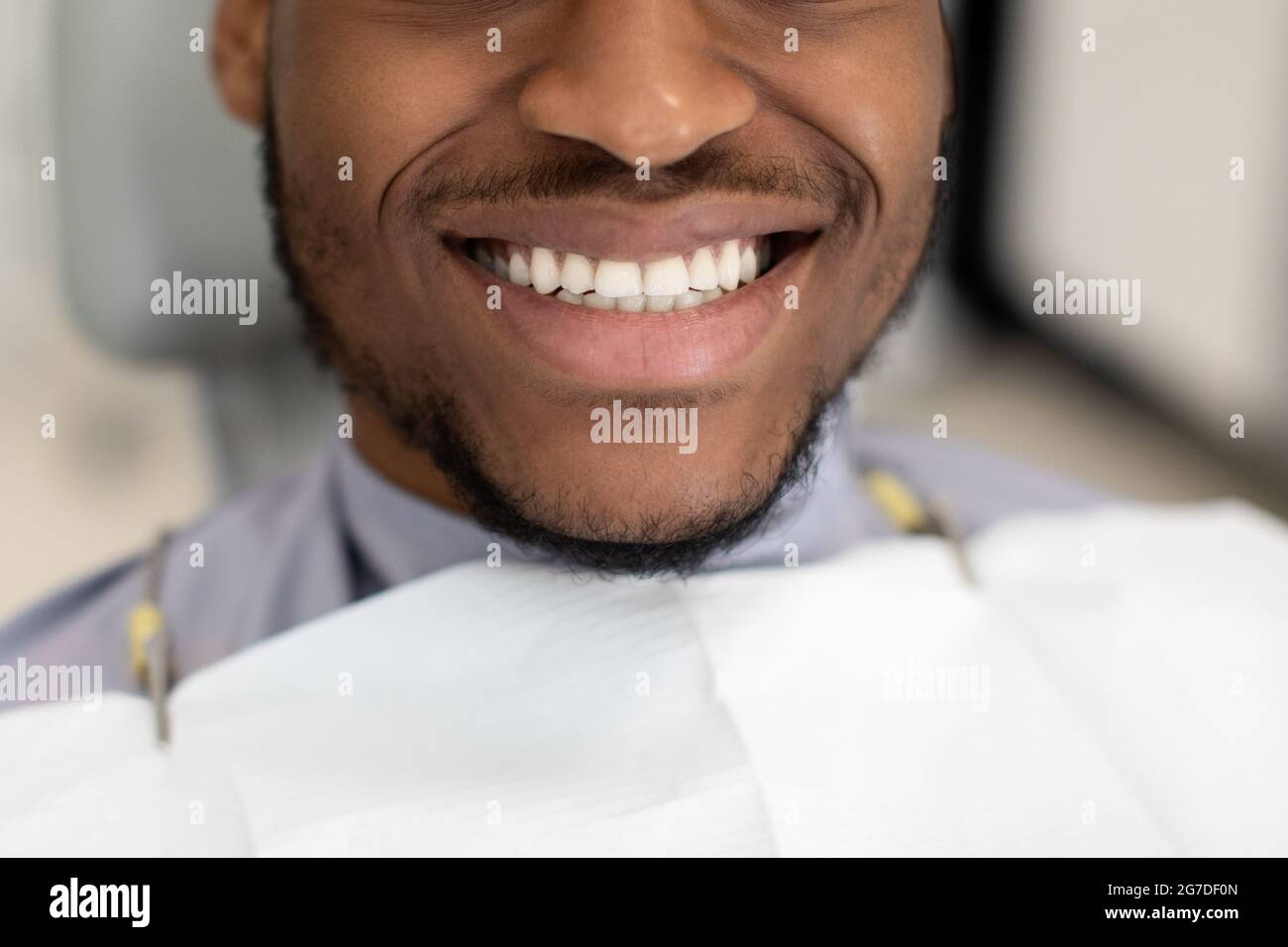Irriconoscibile Black Man sorride molto con i suoi denti bianchi perfetti e sani, Closeup Foto Stock