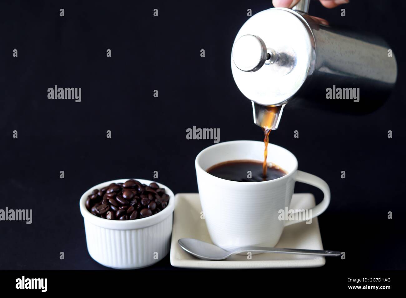 Immagini Stock - Caffettiera Francese Con Una Tazza Di Caffè E