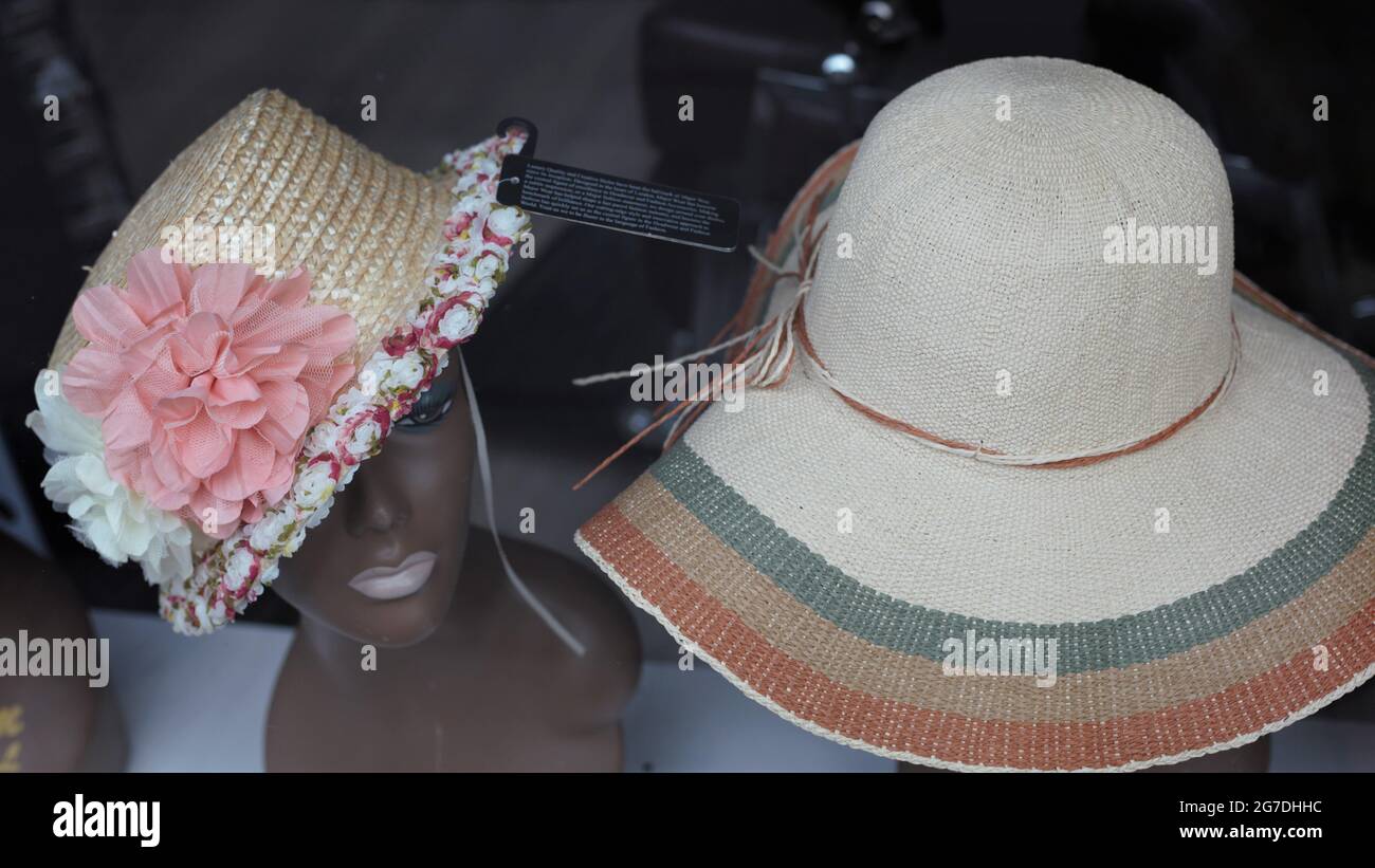 Cappelli eleganti e tradizionali in una vetrina, Regno Unito Foto stock -  Alamy