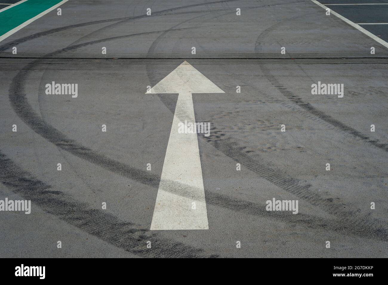 Freccia bianca su un parcheggio vuoto Foto Stock