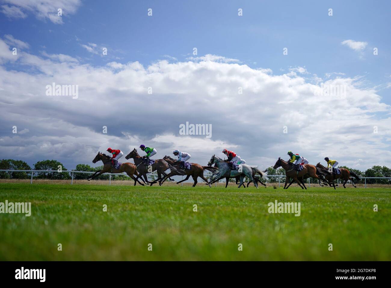 Corridori e corridori durante il follow alle gare su Twitter handicap a Bath Racecourse. Data immagine: Martedì 13 luglio 2021. Foto Stock