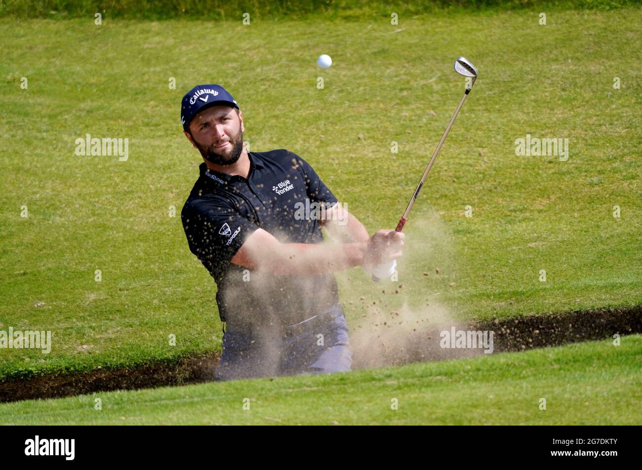 Il Jon Rahm in Spagna esce da un bunker durante la giornata di pratica al Royal St George's Golf Club di Sandwich, Kent. Data immagine: Martedì 13 luglio 2021. Foto Stock