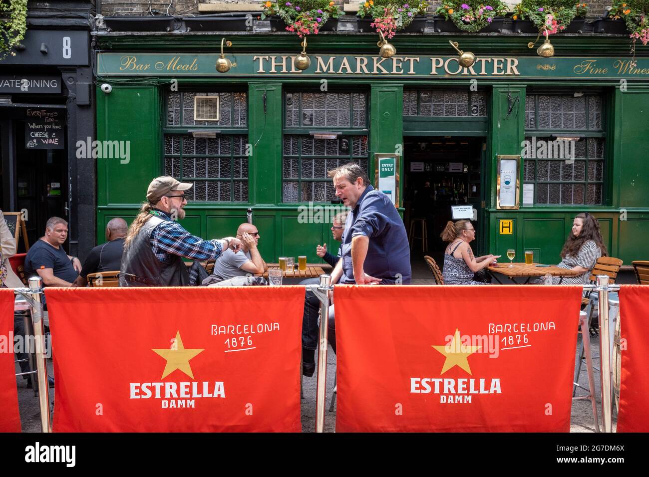 Londra, Regno Unito. 13 luglio 2021. Le persone che hanno un drink a pranzo fuori dal Market Porter pub Borough Market. Il governo del Regno Unito ha annunciato che il 19 luglio non sarà più necessario ricorrere alle restrizioni di blocco, né alle misure di distanziamento sociale nei pub e in altri luoghi di ospitalità. Credit: Stephen Chung / Alamy Live News Foto Stock