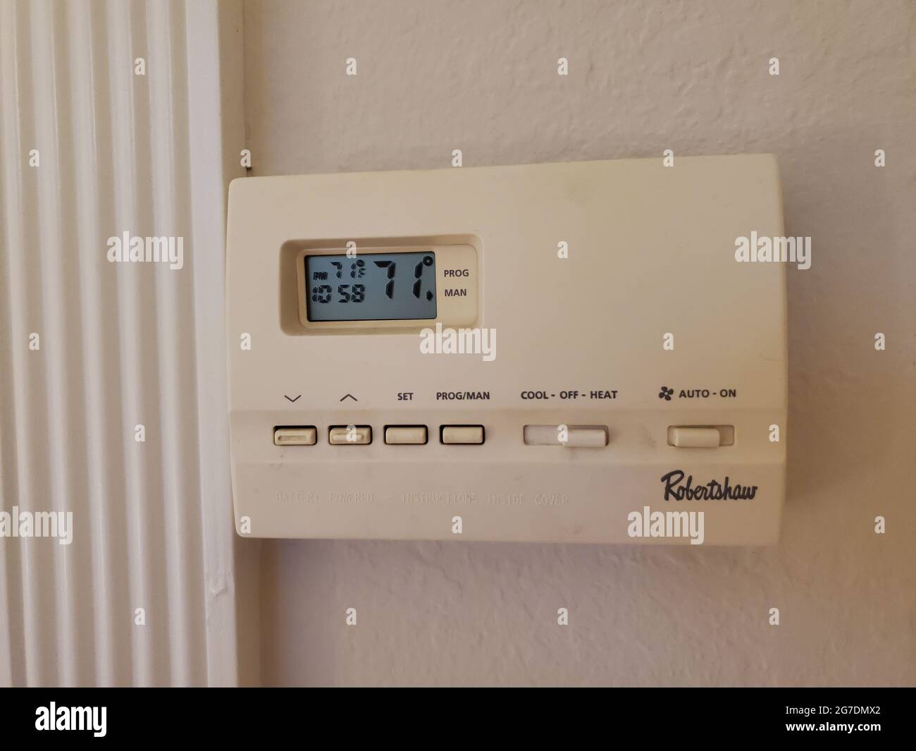 Primo piano di un termostato digitale Robertshaw montato a parete con  lettura a 71 gradi Fahrenheit, fotografato in una residenza di Lafayette,  California, 2 aprile 2021 Foto stock - Alamy