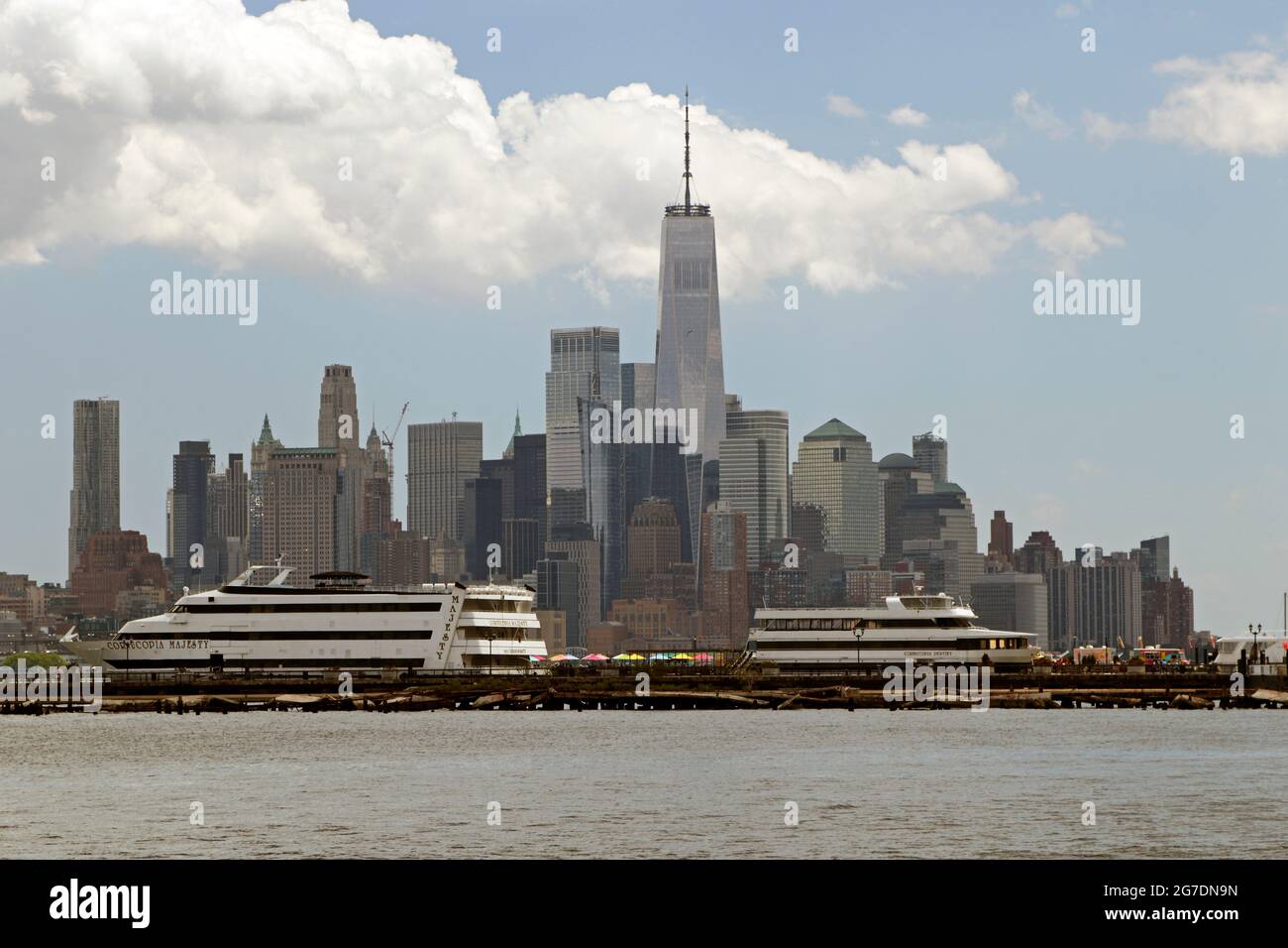 Lower Manhattan, New York City sono ben visibili la Freedom Tower e il quartiere finanziario Foto Stock