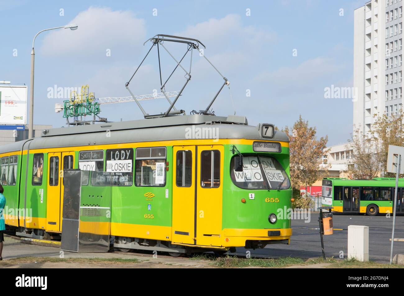 POZNAN, POLONIA - 02 ottobre 2016: Il trasporto pubblico di Poznan, verde vecchio tram e autobus Foto Stock