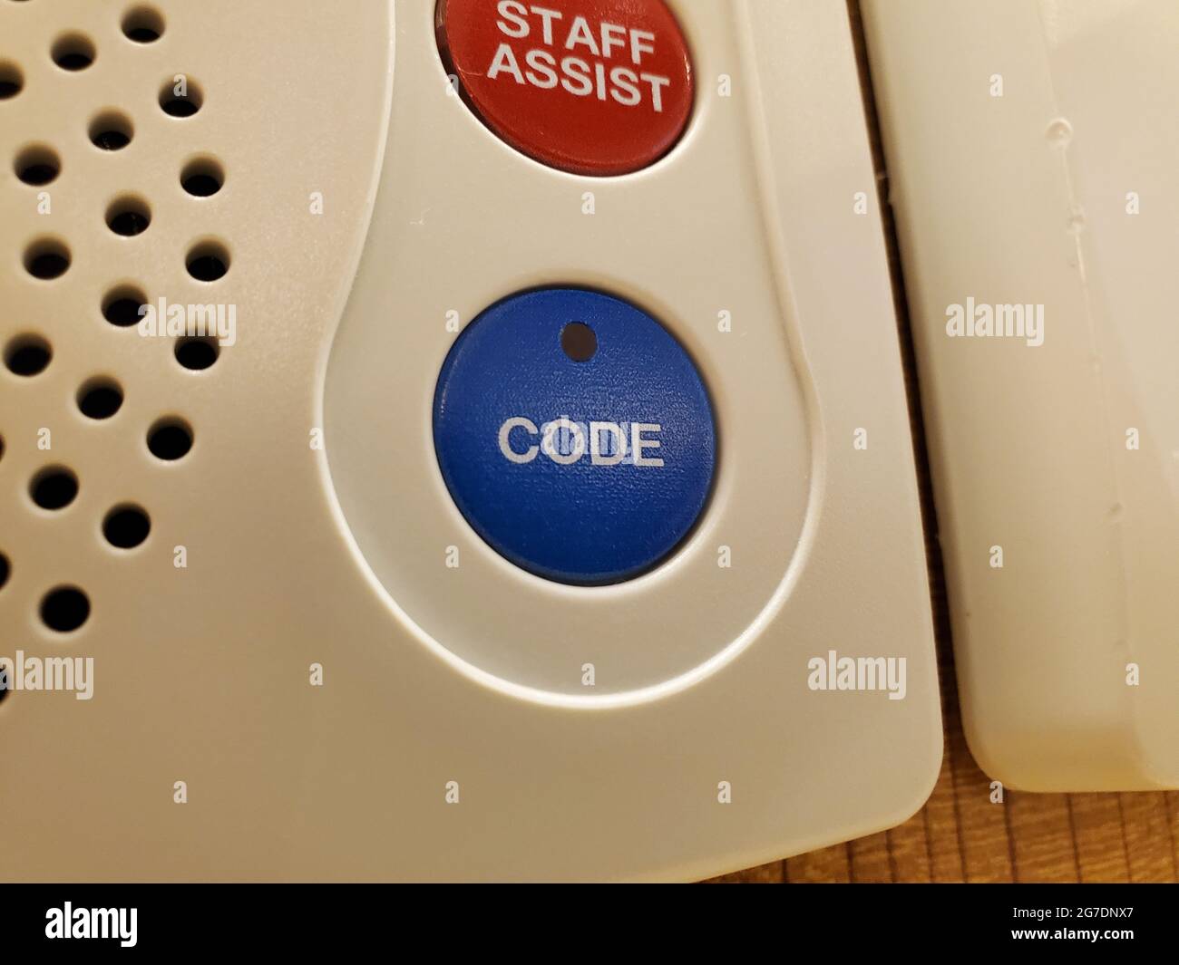 Primo piano dei pulsanti "Code" (Codice) e "Staff Assist" (Assistenza personale) su un sistema di chiamata infermiere in un ambiente medico a San Francisco, California, 18 aprile 2021. () Foto Stock