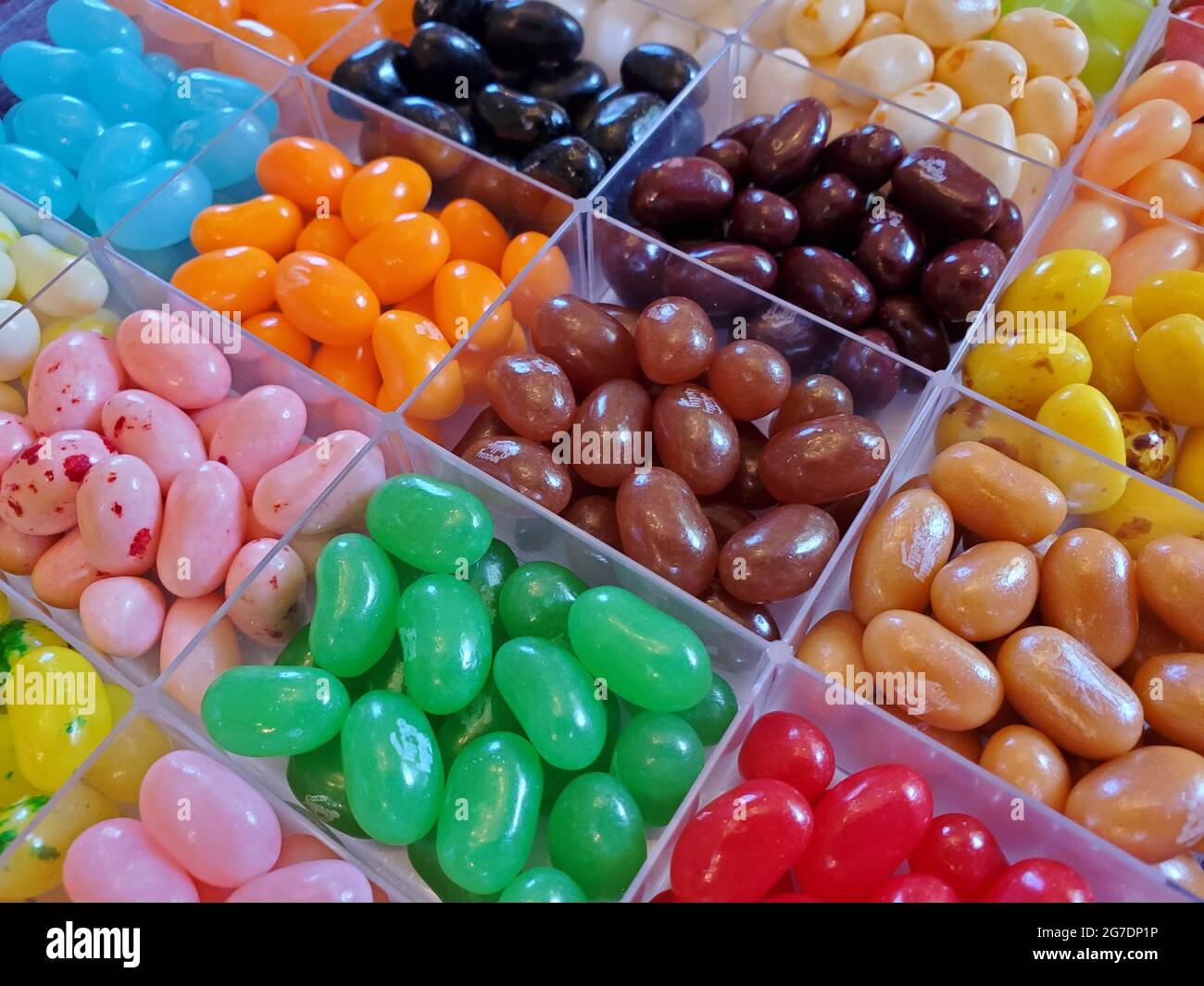 Primo piano di un assortimento di chicchi di gelatina multicolore di Jelly Belly a Lafayette, California, 18 aprile 2021. () Foto Stock