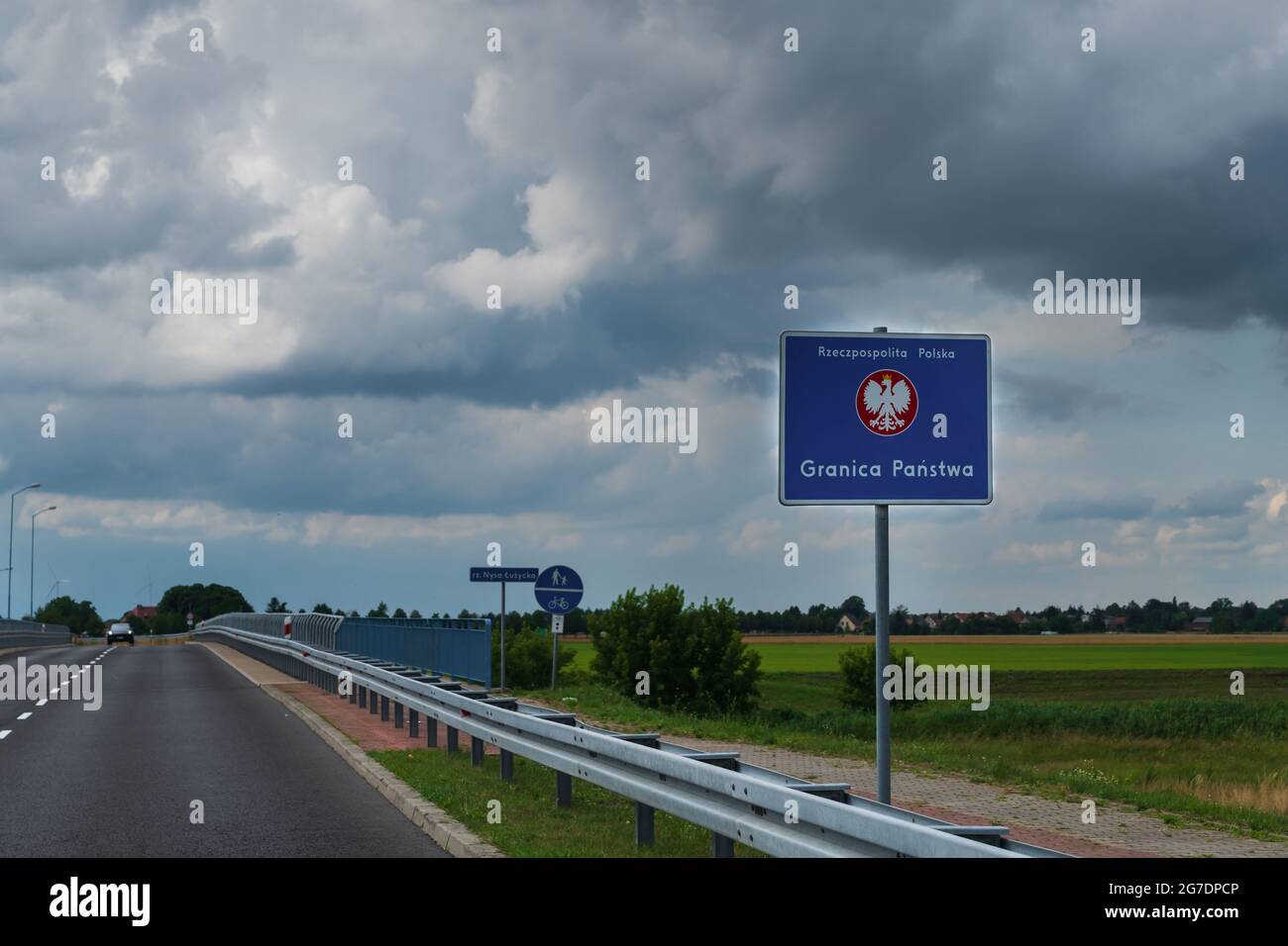 Segno , emblema nazionale della Polonia al confine tedesco-polacco con l'iscrizione polacca Repubblica di Polonia , confine di stato Foto Stock