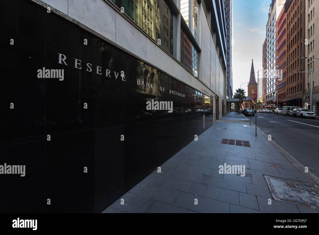 Sydney, Australia. Martedì 13 luglio 2021. Riserva Bank of Australia, Martin Place e le aree circostanti nel CBD vuoto. Le restrizioni di blocco sono state rafforzate ed estese a causa della variante Delta dei casi COVID-19 che attraversano Sydney, le Blue Mountains e le coste centrali. L'esercizio è limitato a due persone per gruppo e le persone devono remian entro un raggio di 10 km dalla loro casa. Credit: Paul Lovelace/Alamy Live News Foto Stock