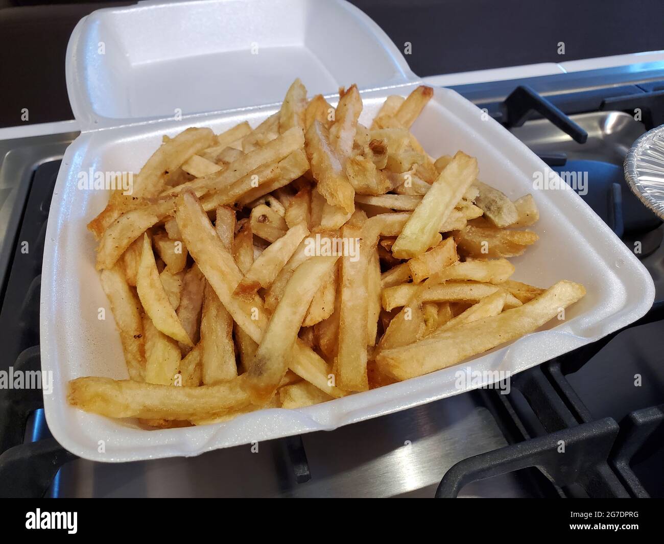 Primo piano di patatine fritte in un contenitore per alimenti in polistirolo a Lafayette, California, 23 aprile 2021. () Foto Stock