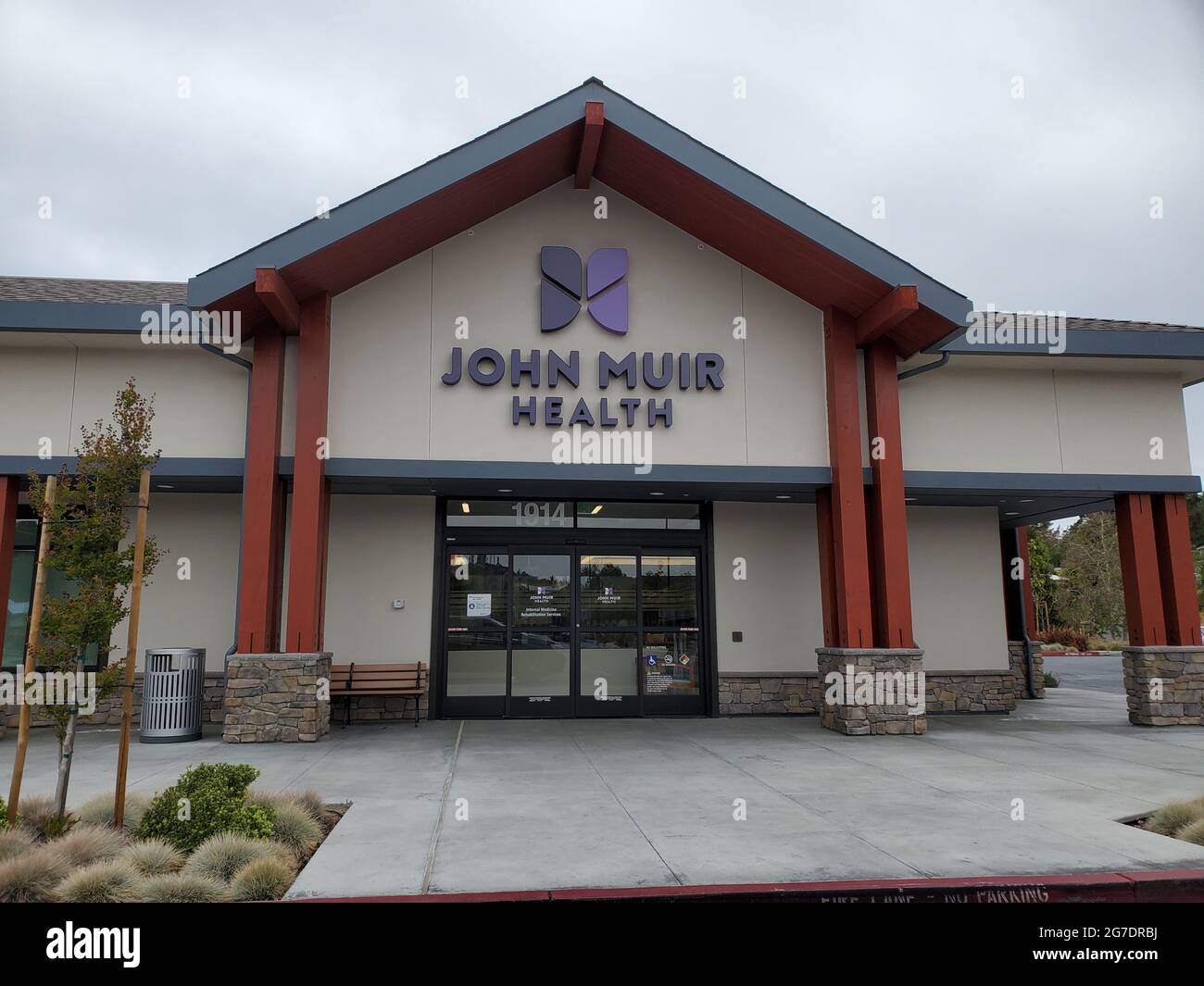 Un'ampia foto dell'ingresso del centro medico John Muir Health a Walnut Creek, California, 25 aprile 2021. () Foto Stock