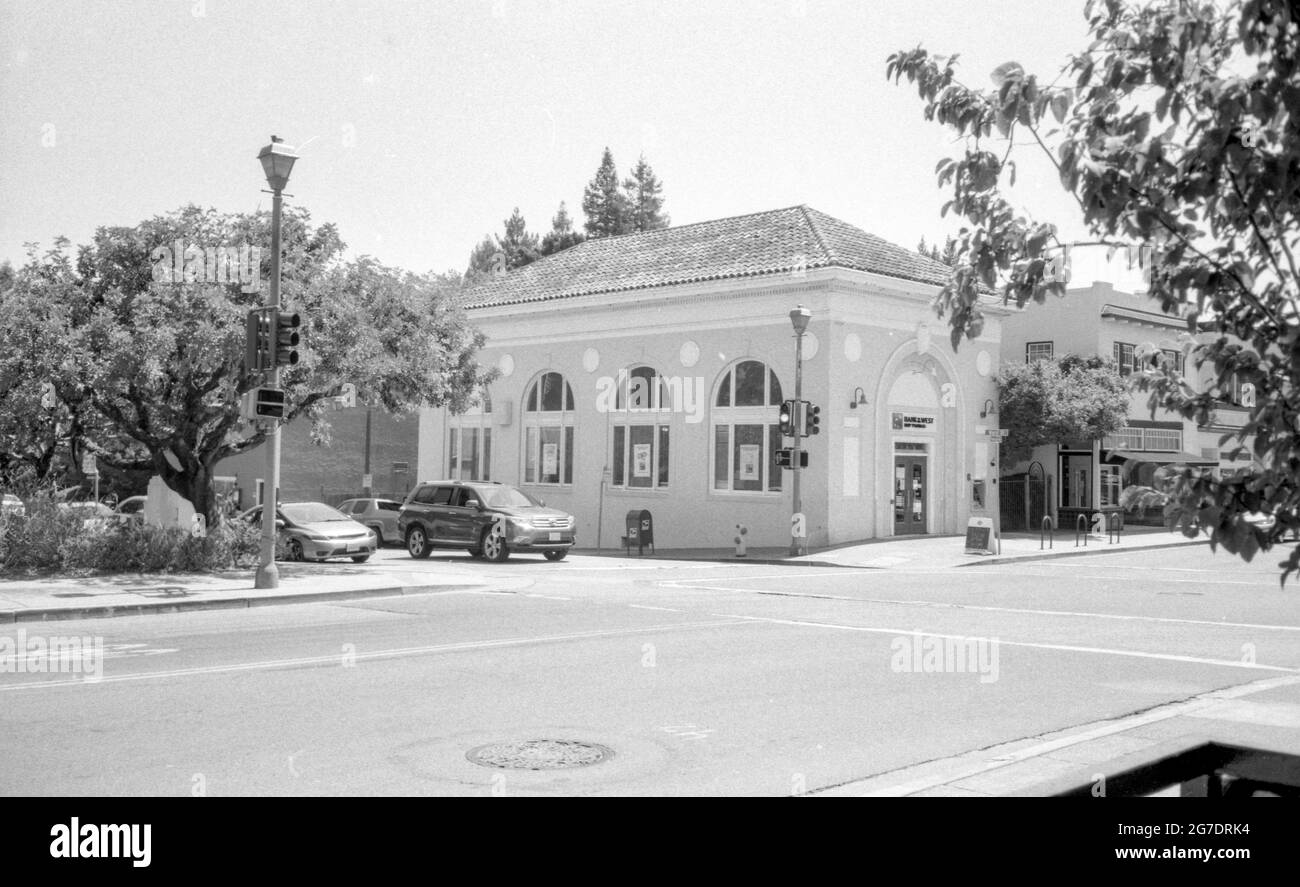 Fotografia in bianco e nero di auto in attesa di un incrocio a Larkspur, California, 15 agosto 2020. () Foto Stock