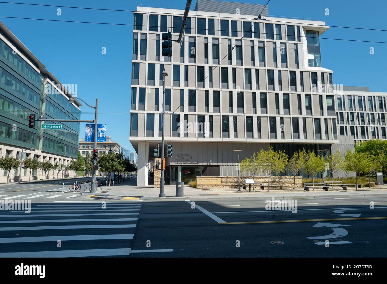 Strade e edifici UCSF nel quartiere Mission Bay di San Francisco, California, 18 aprile 2021. () Foto Stock