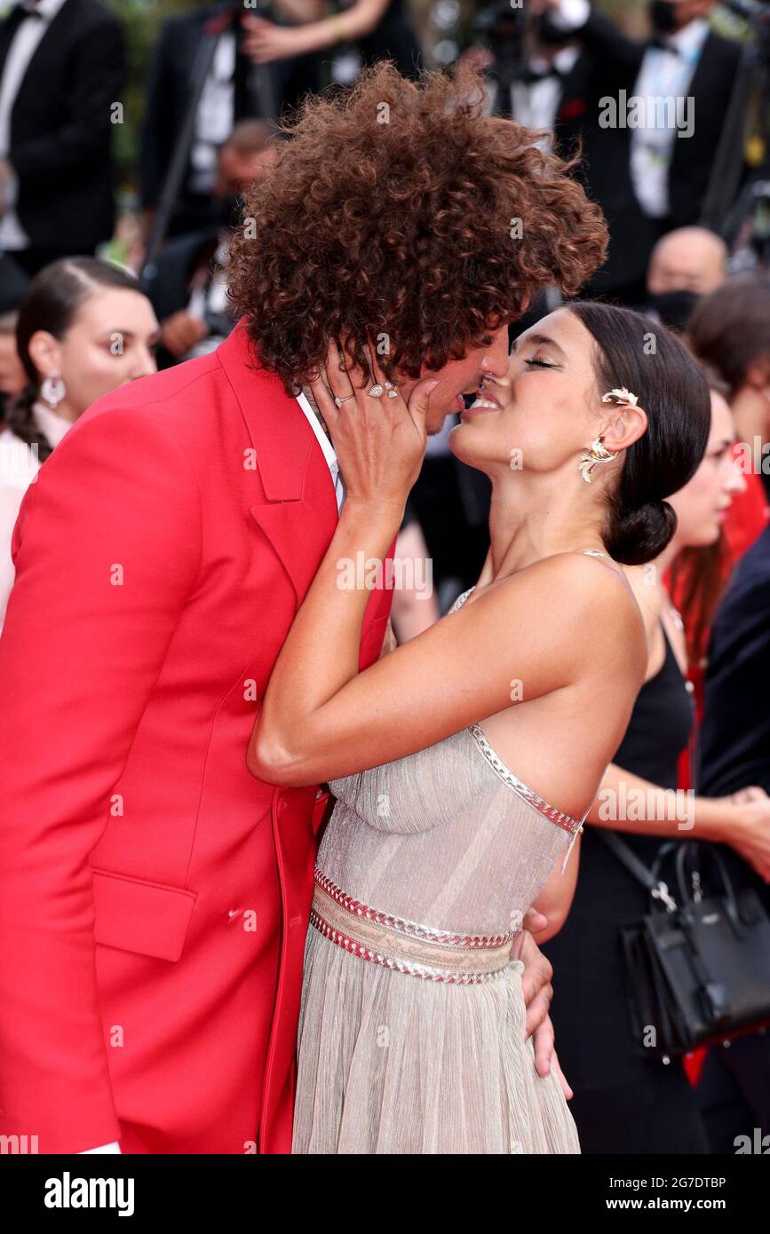 CANNES - 12 LUGLIO: Julian Perretta e Kambree Dalton arrivano alla prima di ' THE FRENCH DISPATCH ' durante il 74a Festival del Cinema di Cannes il 12 luglio 2021 al Palais des Festivals a Cannes, Francia. (Foto di Lyvans Boolaky/ÙPtertainment/Sipa USA) Foto Stock