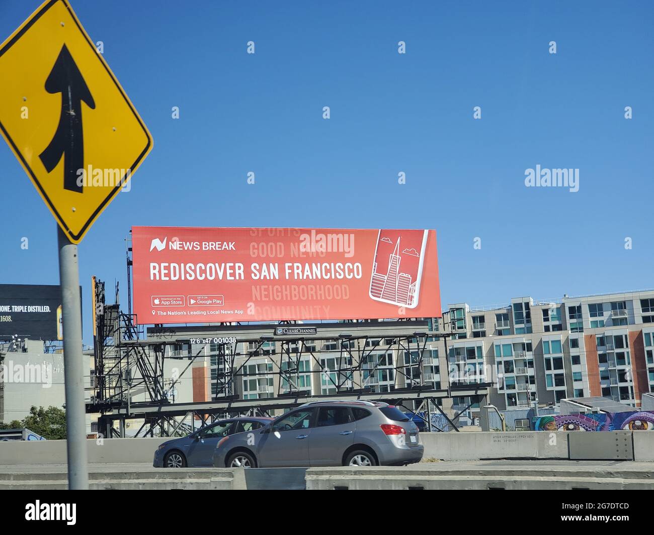 Billboard advertising the News Break local news app sopra la superstrada 101 nel centro di San Francisco, California, 3 maggio 2021. () Foto Stock