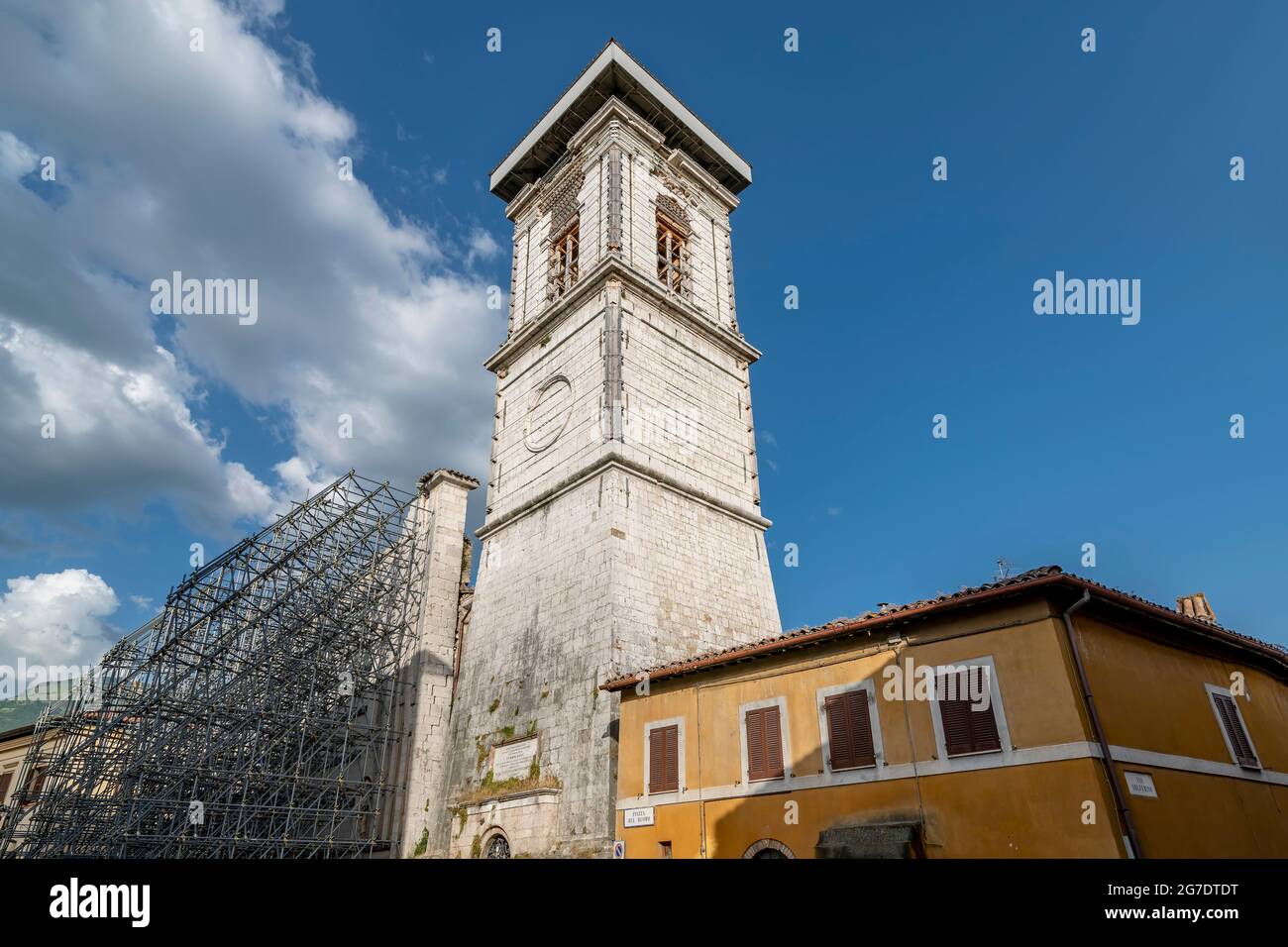 Il campanile e la Cattedrale di Norcia, Italia, duramente colpiti dal terremoto del 2016, in una giornata di sole Foto Stock