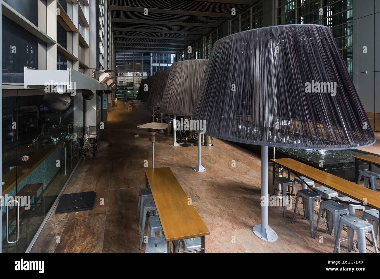 Sydney, Australia. Martedì 13 luglio 2021. Ristoranti in Phillip Street, Deutsche Bank Place, vuoto. Le restrizioni di blocco sono state rafforzate ed estese a causa della variante Delta dei casi COVID-19 che attraversano Sydney, le Blue Mountains e le coste centrali. L'esercizio è limitato a due persone per gruppo e le persone devono remian entro un raggio di 10 km dalla loro casa. Credit: Paul Lovelace/Alamy Live News Foto Stock
