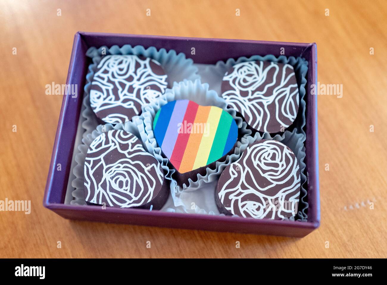 Collezione Pride Month con tartufo arcobaleno dei cioccolatini Kokak al Castro, San Francisco, California, 13 maggio 2021. () Foto Stock