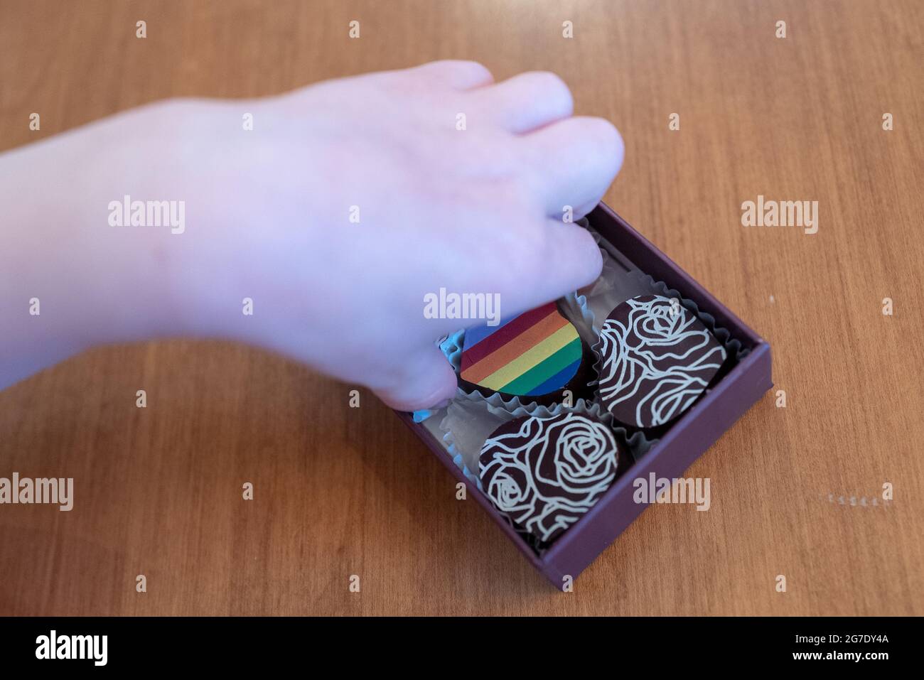 Collezione Pride Month con tartufo arcobaleno dei cioccolatini Kokak al Castro, San Francisco, California, 13 maggio 2021. () Foto Stock