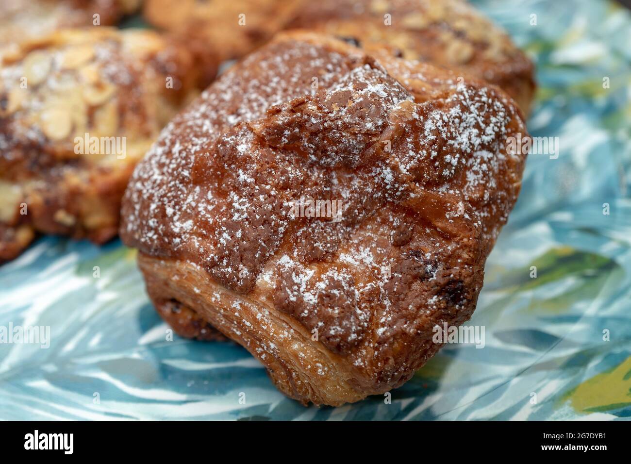 B Pasticceria su piatto colorato, San Francisco, California, 5 giugno 2021. () Foto Stock