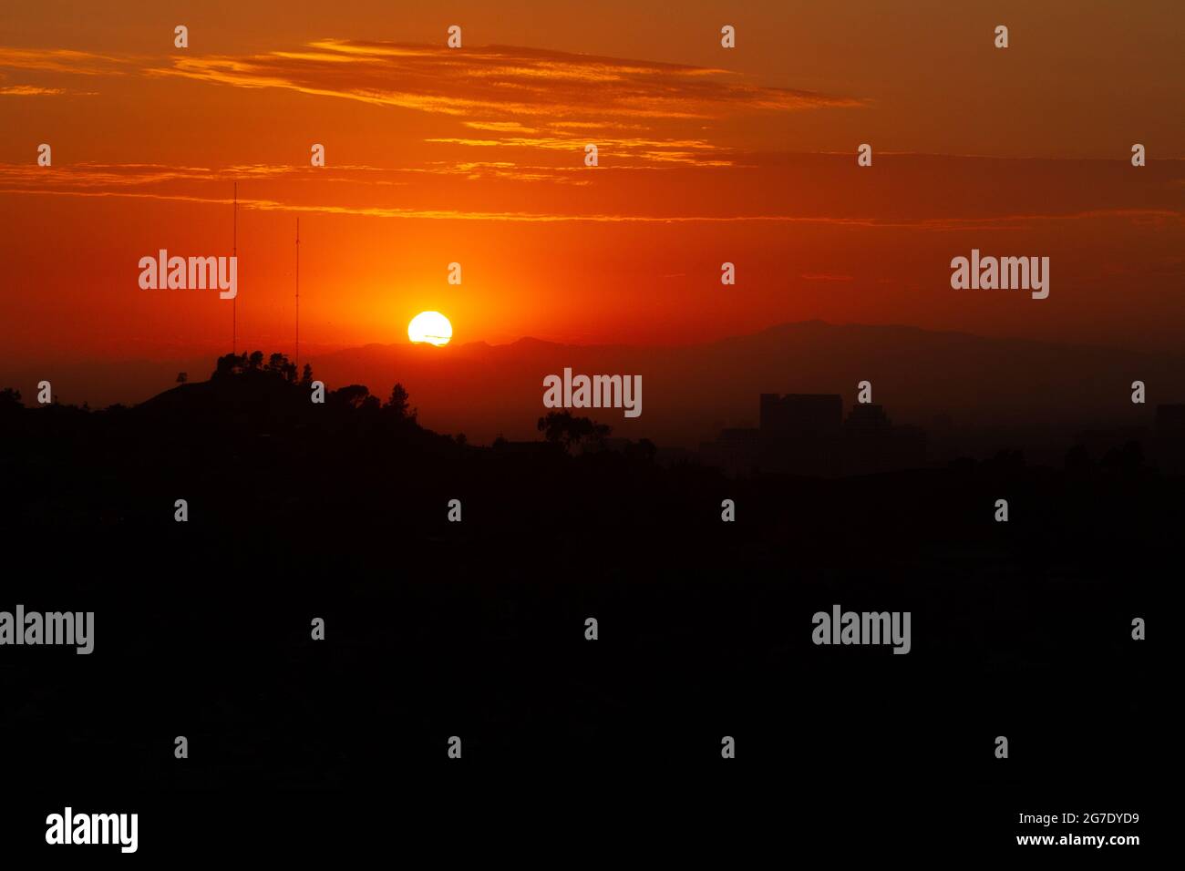 Tramonto spettacolare con la silhouette Glendale in lontananza Foto Stock