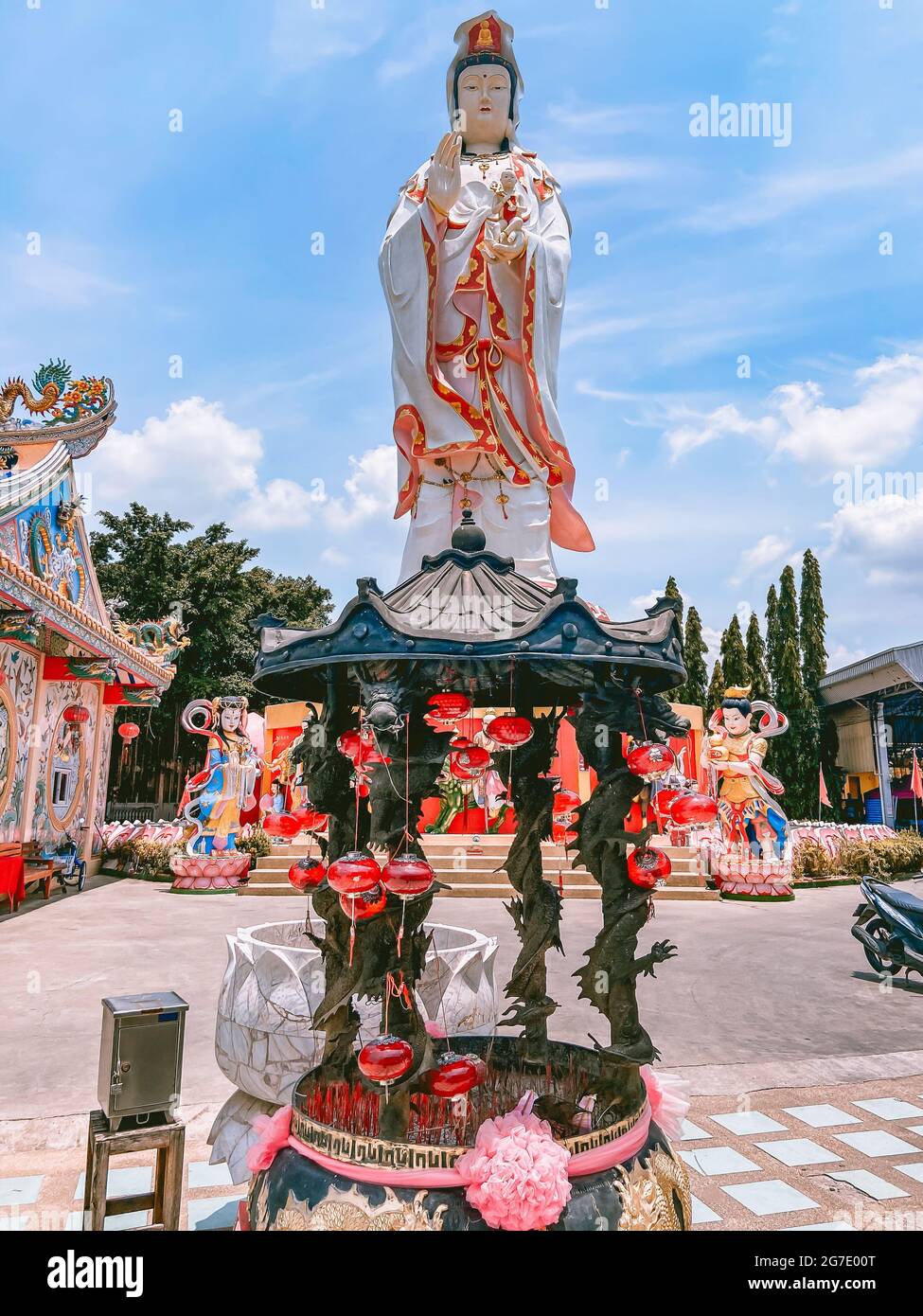 Wat Saman Rattanaram tempio dei petali di fiori a Chachoengsao, Thailandia Foto Stock