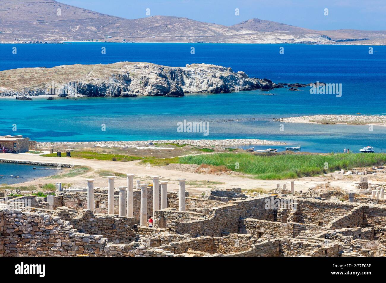 Presso il sito archeologico dell'isola 'macred' di Delos. Sullo sfondo, l'isola di Rineia. CICLADI, Grecia Foto Stock