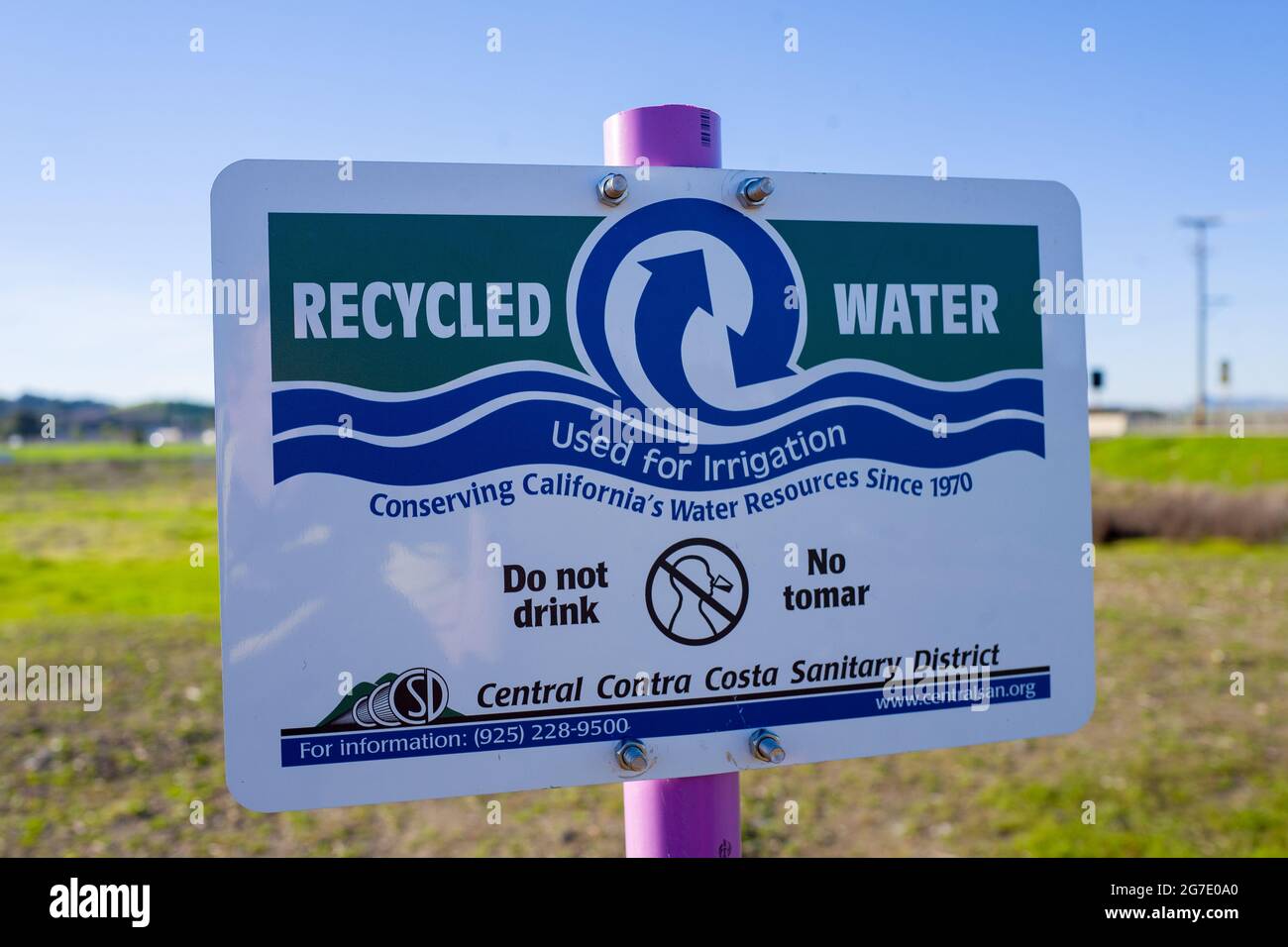 Infrastrutture per l'acqua riciclata alla Coco San Sustainable Farm, una fattoria sperimentale che utilizza acqua riciclata per coltivare piante per le scuole locali a Martinez, California, 24 gennaio 2019. () Foto Stock