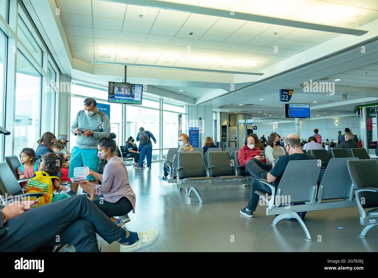 I viaggiatori sono visibili nell'area d'attesa Southwest Airlines dell'aeroporto internazionale di Oakland, Oakland, California, 28 maggio 2021. () Foto Stock