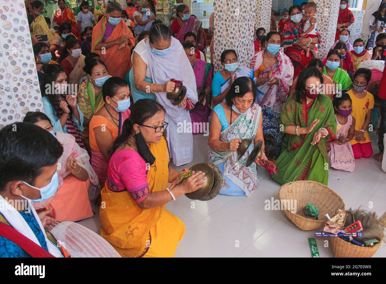 La International Society for Krishna Consciousness (ISKCON) ha celebrato il Ratha Yatra Festival nei loro locali, rispettando le regole di salute a causa della pandemia di coronavirus, Sylhet, Bangladesh. Foto Stock