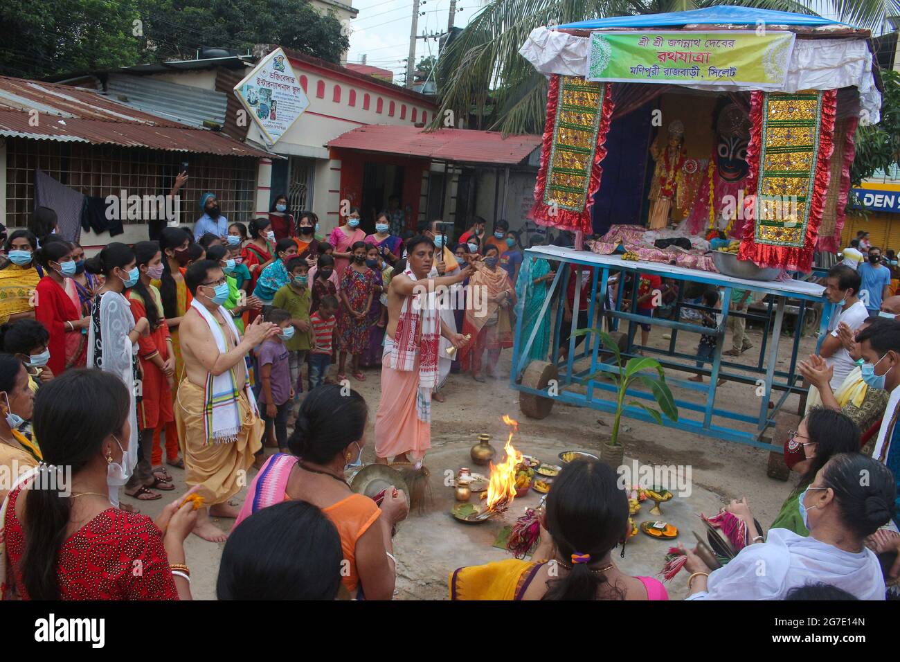 La International Society for Krishna Consciousness (ISKCON) ha celebrato il Ratha Yatra Festival nei loro locali, rispettando le regole di salute a causa della pandemia di coronavirus, Sylhet, Bangladesh. Foto Stock