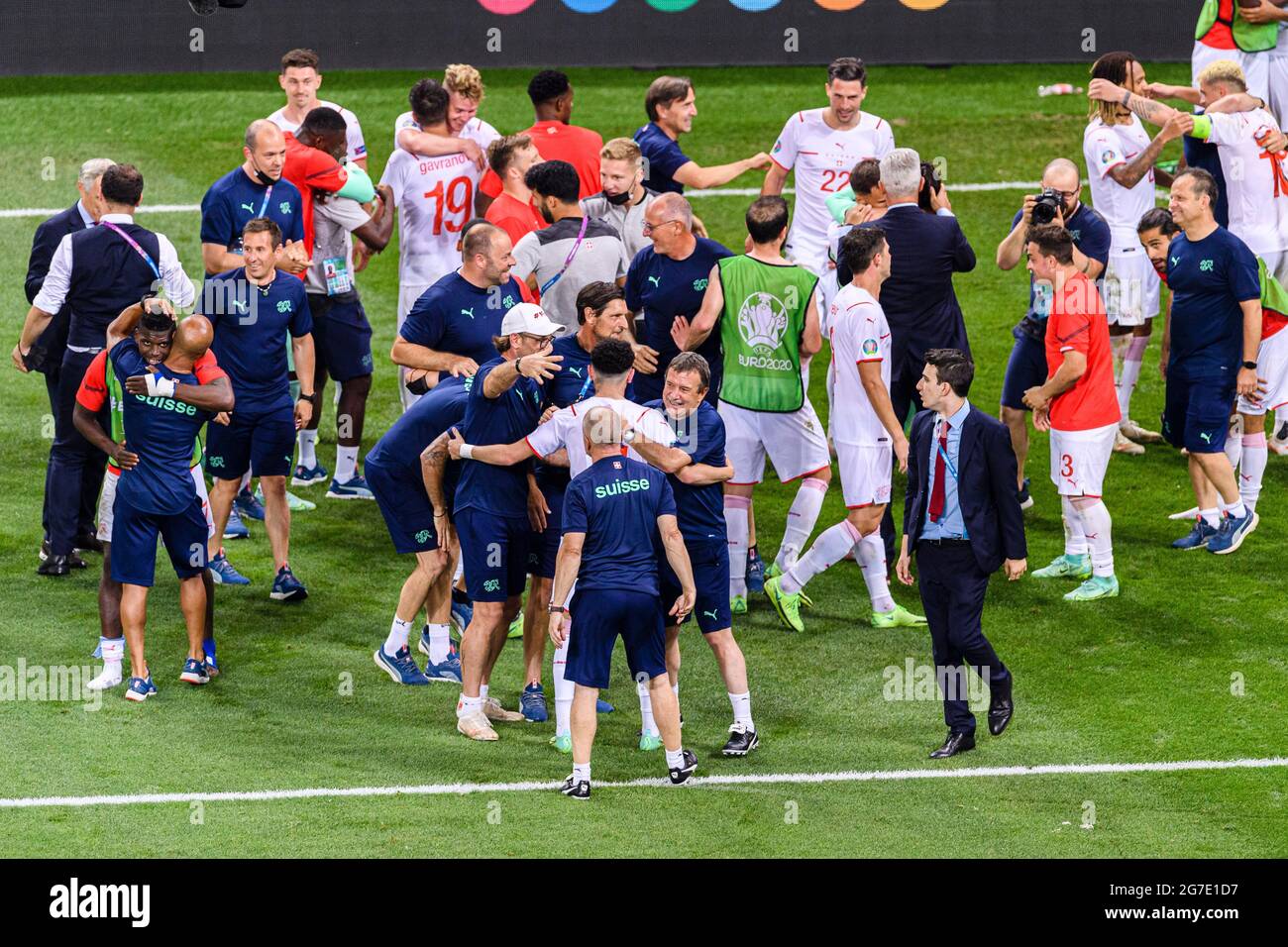 Bucarest, Romania - 28 giugno: I giocatori svizzeri festeggiano dopo aver vinto la Francia durante il Campionato UEFA Euro 2020 Round del 16 incontro tra Fr Foto Stock