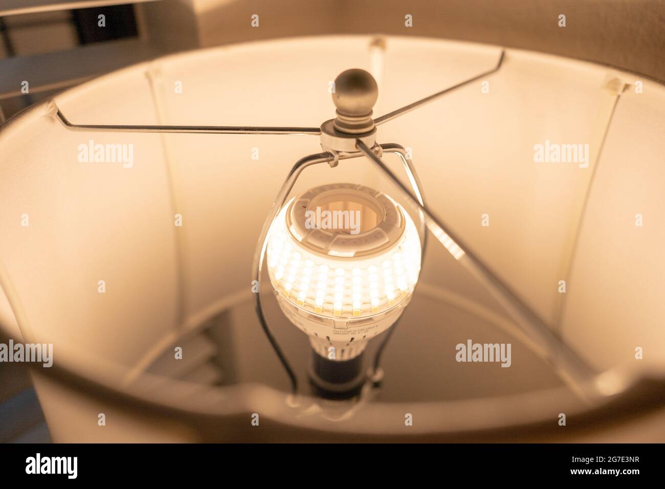 Primo piano di una lampadina a LED ad alto wattaggio, progettata per sostituire una lampadina a incandescenza da 250 watt, in una lampada in una stanza domestica, Lafayette, California, 12 giugno 2021. () Foto Stock