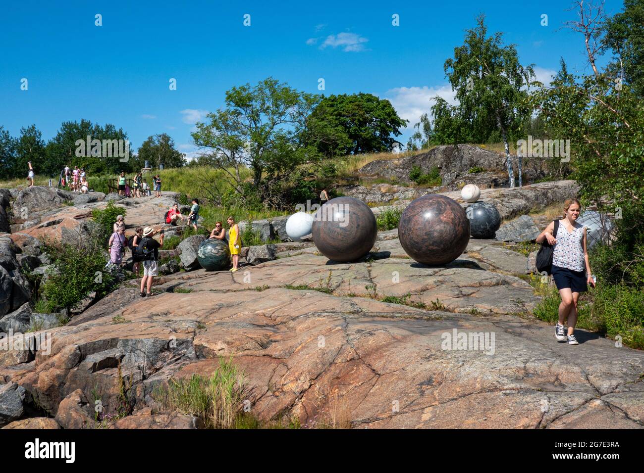 Grandi globi di pietra di Pars Pro Toto scultura di Alicja Kwade alla Biennale di Helsinki 2021 evento d'arte a Vallisaari Island, Helsinki, Finlandia Foto Stock