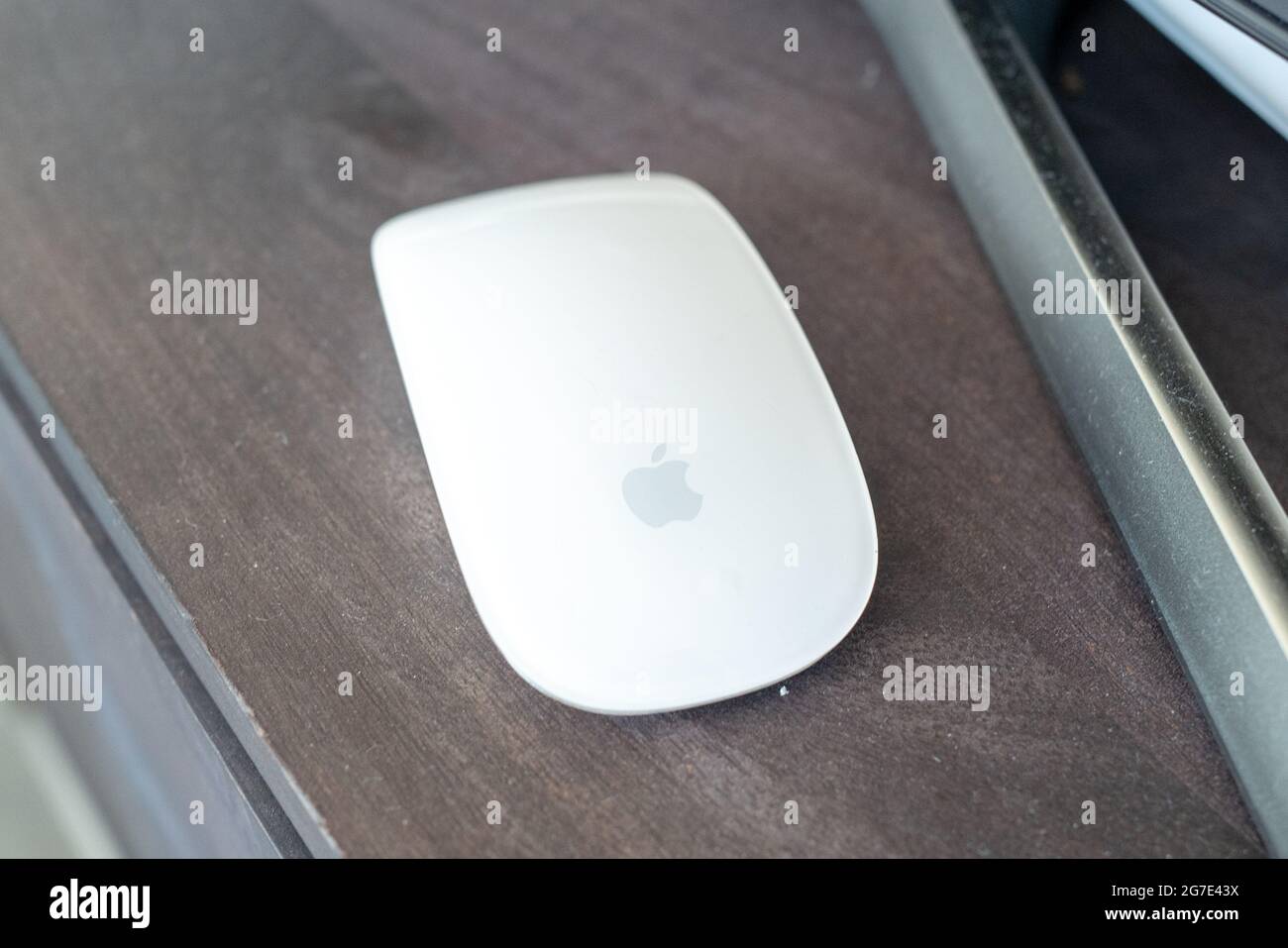 Mouse per computer wireless con logo per l'azienda elettronica Apple, San Francisco, California, 14 giugno 2021. () Foto Stock