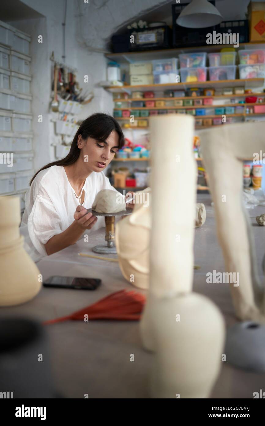 Scultore femminile con la sua ceramica Foto Stock