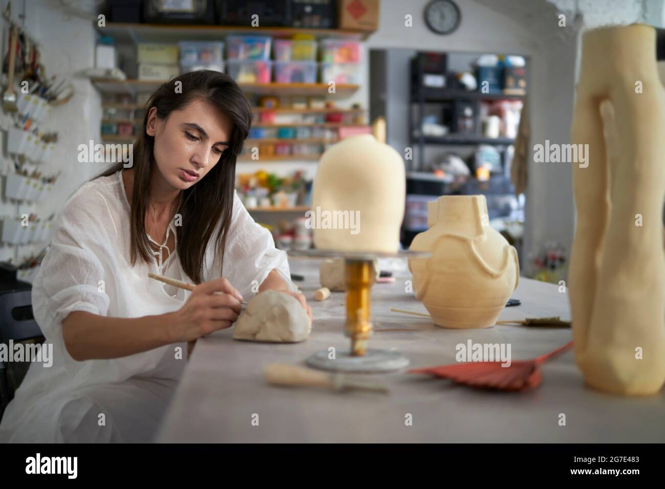 Artista femminile che fa la sua ceramica nel suo studio Foto Stock