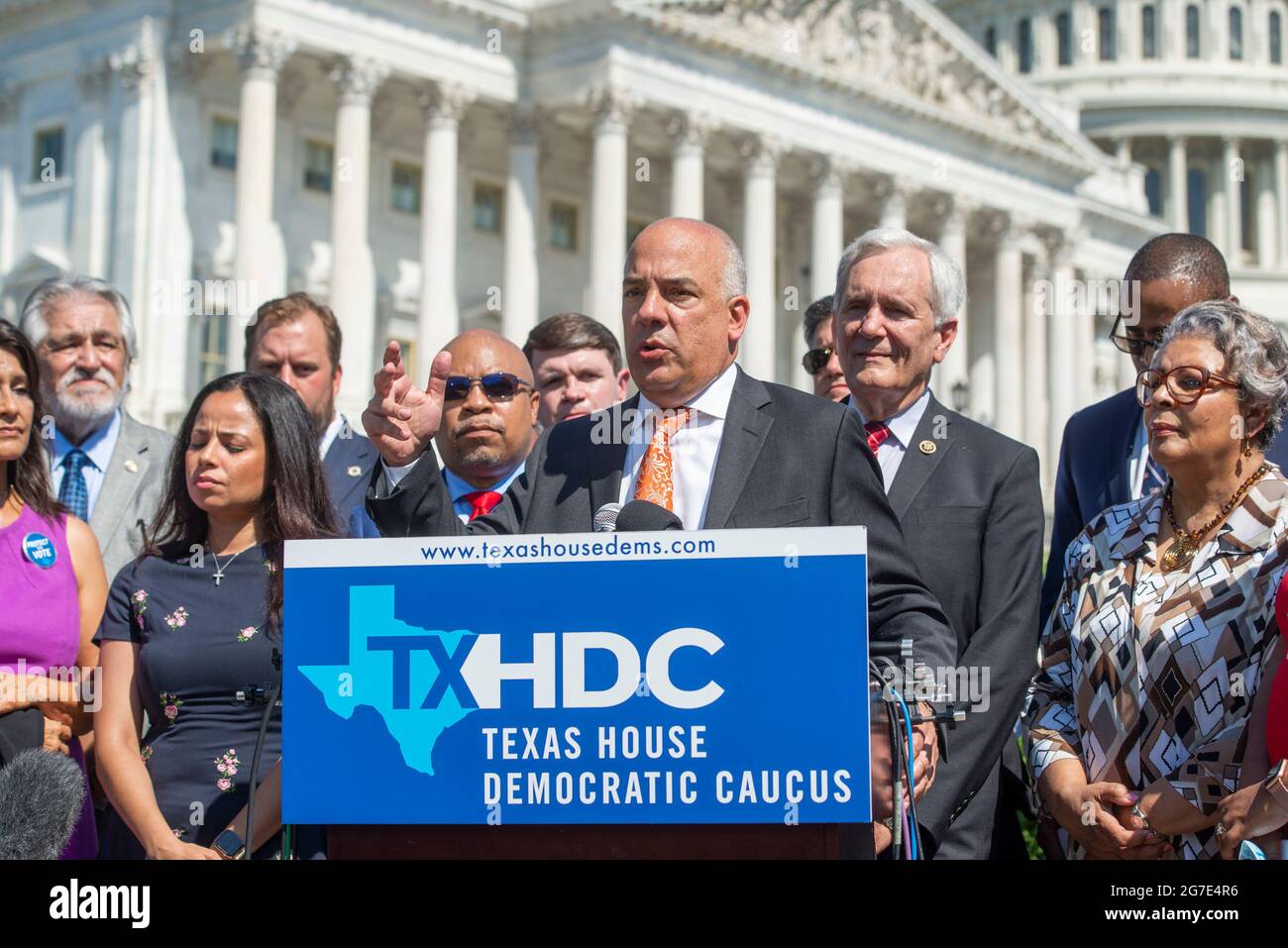 Il rappresentante dello stato del Texas Chris Turner, presidente della Texas House Democratic Caucus, è Unito dal rappresentante degli Stati Uniti Lloyd Doggett (democratico del Texas), destra, E un gruppo di membri democratici della Camera dei rappresentanti del Texas, mentre egli offre osservazioni durante una conferenza stampa sui diritti di voto al di fuori del Campidoglio degli Stati Uniti a Washington, DC, martedì 13 luglio 2021. Nel tentativo di impedire ai repubblicani di imporre nuove restrizioni di voto, la Camera dei rappresentanti dello stato del Texas è arrivata all'aeroporto internazionale di Dulles la sera scorsa dopo aver fuggito dal loro stato con un paio di charter jet. In rosso Foto Stock