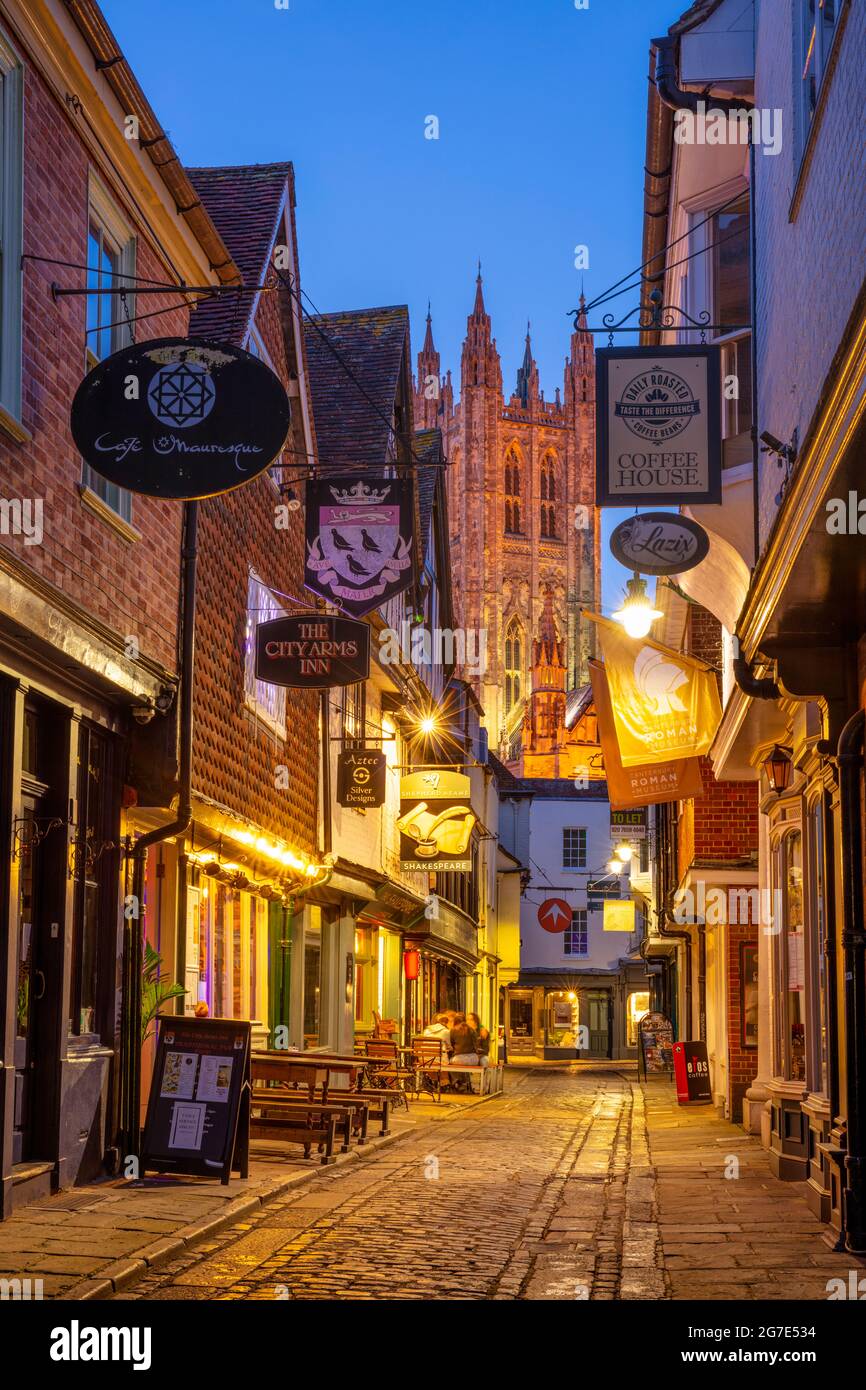 Cattedrale di Canterbury Una vista notturna della Cattedrale di Canterbury da Butchery Lane Canterbury Kent, Inghilterra UK GB Europa Foto Stock