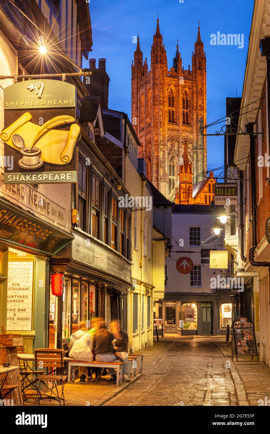 Una vista notturna della Cattedrale di Canterbury dal Butchery Lane Canterbury Kent, Inghilterra GB Europa Foto Stock