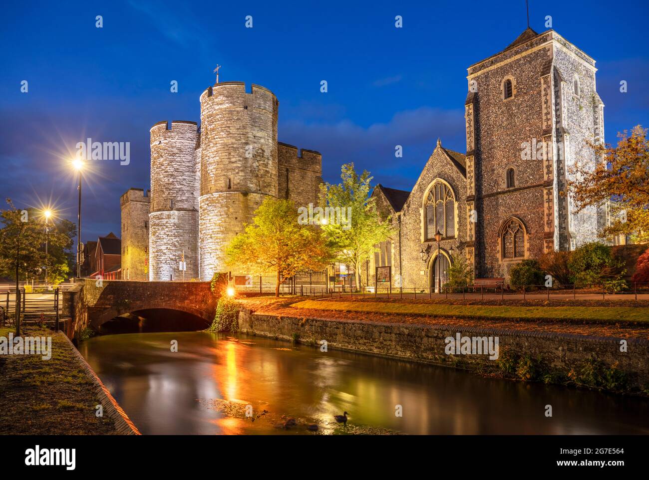 Canterbury Kent Westgate Towers porta medievale Westgate Gardens e Great Stour River di notte Canterbury Kent Inghilterra Regno Unito GB Europa Foto Stock