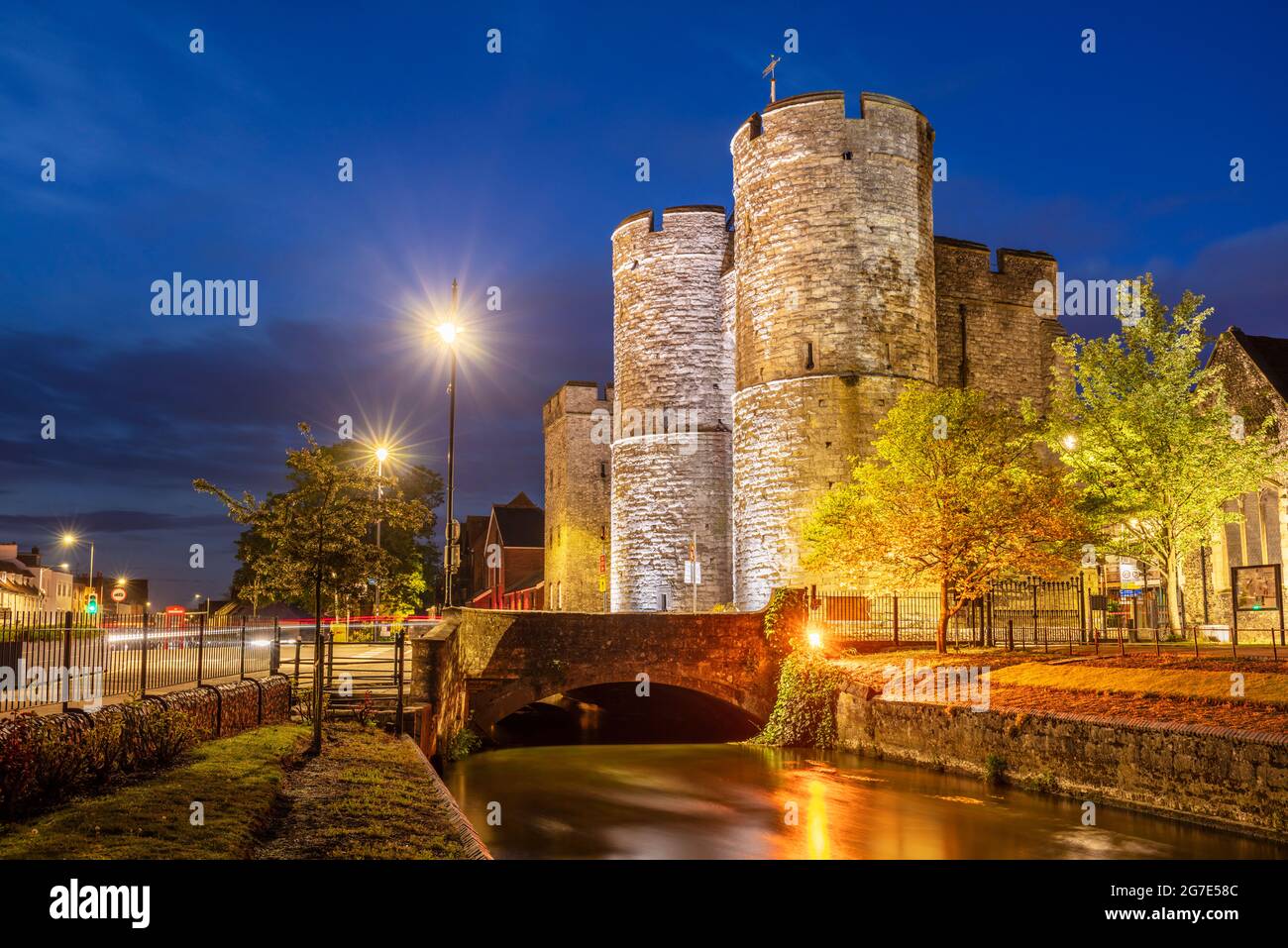 Westgate Towers medievale porta d'ingresso Westgate Gardens e Great Stour River di notte Canterbury Kent Inghilterra GB Europa Foto Stock